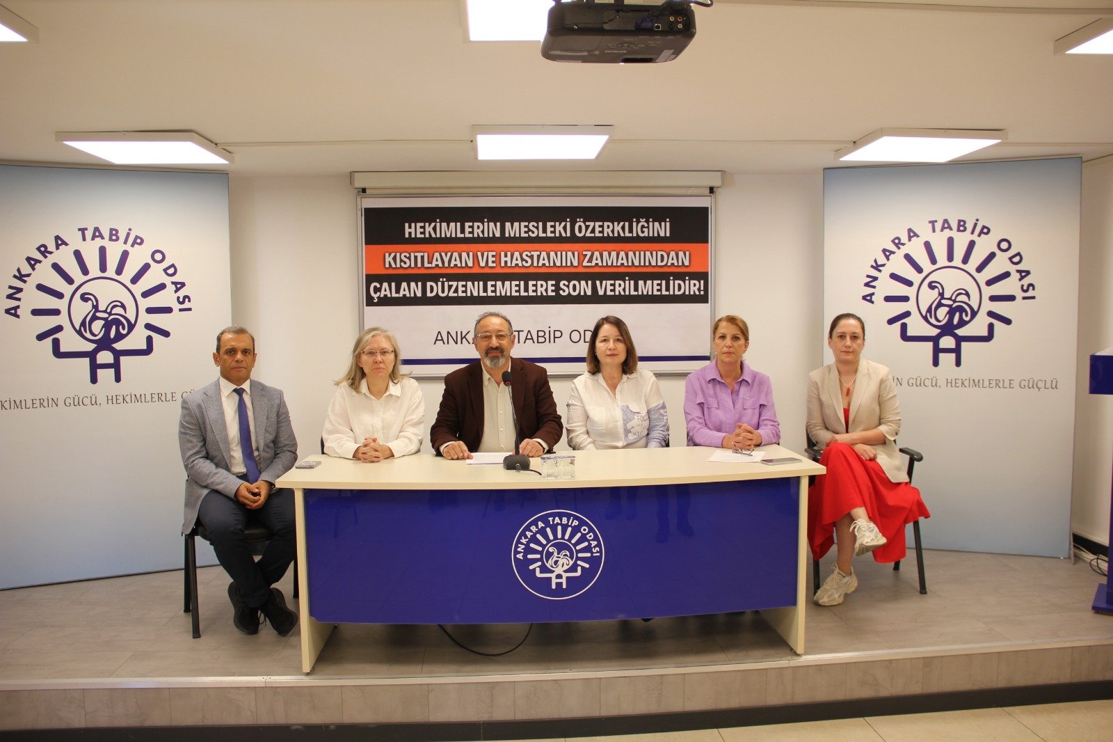 "Hekimlerin Mesleki Özerkliğini Kısıtlayan, Hastanın Zamanından Çalan Uygulamalara Son Verilmelidir" Basın Toplantısı Düzenlendi